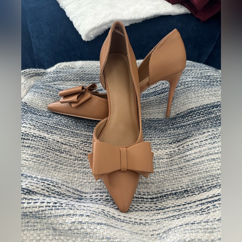 Coutgo Women’s Bow Pumps Heeled Shoes Size 9 Caramel Color
